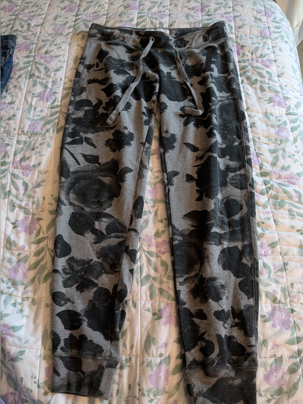 Y2K Aeropostale Medium Black And Grey Floral Print Tie Cuffed Sweatpants